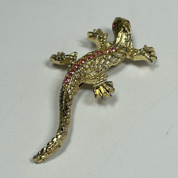 Vintage Gecko Brooch Pin Jeweled Gold Tone Pink Rhinestone Brooch Pin - Picture 2 of 4